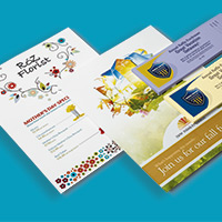 Muestra de materiales de marketing impresos, incluida una postal y un volante